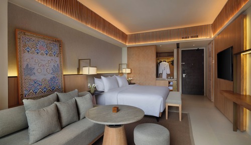 Superior room, balcony and pool view - 1 king bed
