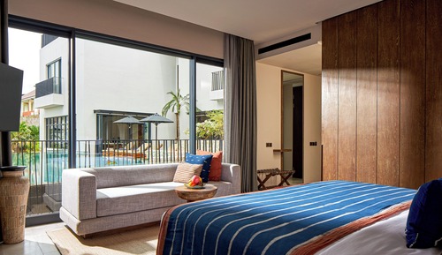 Deluxe Room, 1 King Bed, Pool View