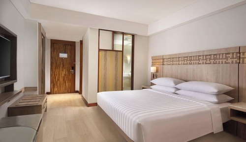 Junior Suite, 1 Bedroom, Pool View, Corner (Corner)
