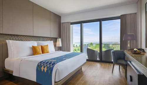Classic Room, 1 King Bed, Pool View