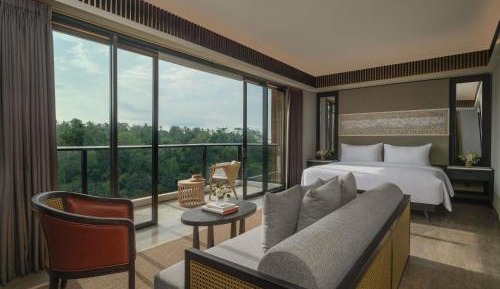 Tropical King Retreat with Balcony and Forest View