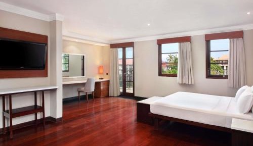 Four-Bedroom Apartment with Balcony 