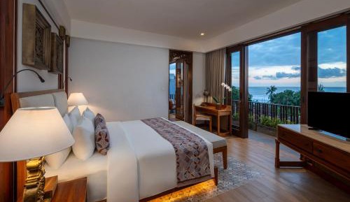 Royal Ocean Suites with Ocean View and Afternoon Tea