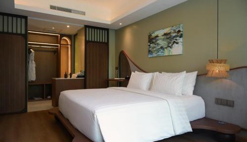 Deluxe Double Room - Poolside