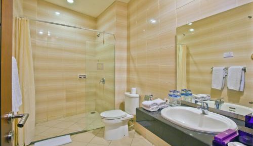 Family Room with Shower (5 People) and No Window