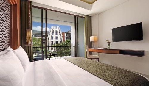 Deluxe Queen Room with Pool View