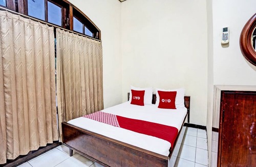 Lamongan Hotel | OYO 91198 Hotel Mahkota 2 Lamongan