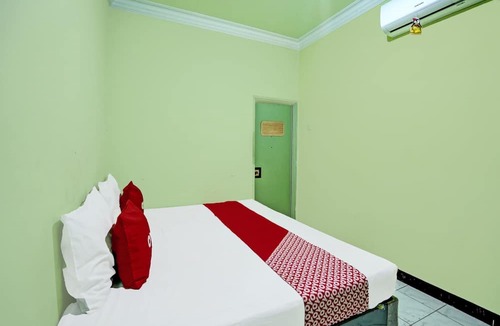 Pamekasan Hotel | OYO 2708 Hotel Kemuning Syariah