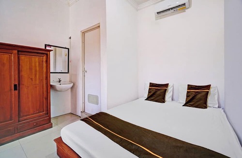 Lamongan Hotel | Super OYO 3702 Homestay Bougenville Syariah