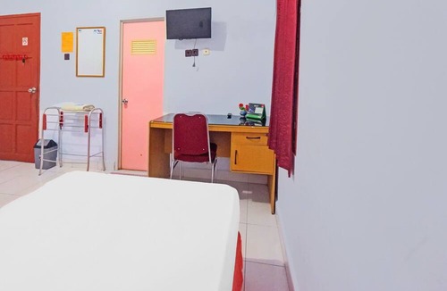 Waitabula Hotel | Hotel O Wisma Arwini Syariah Near Benteng Balangnipa