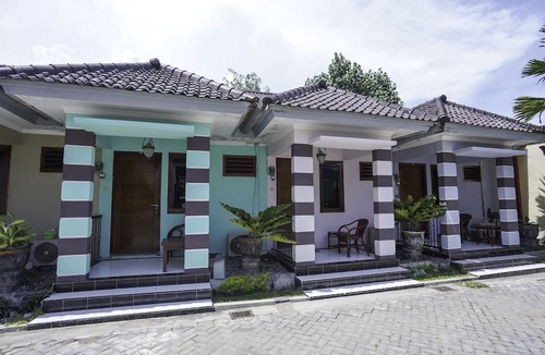 Pamekasan Hotel | OYO 2715 Hotel Madinah Syariah