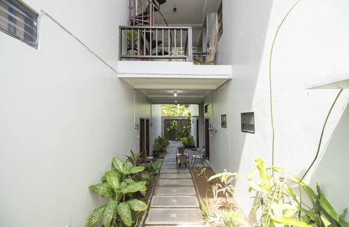 Sunset Road Hotel | Hotel O Panen House