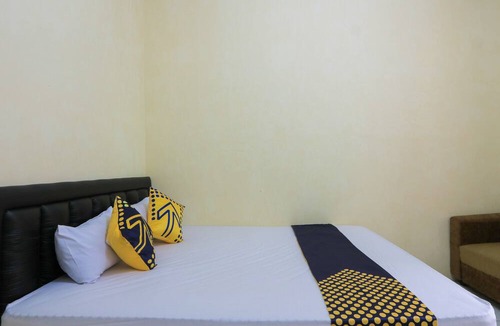 Rogojampi Hotel | OYO 2371 Islami Family Residence