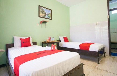 Jember House | RedDoorz Syariah @ Jalan Gajah Mada