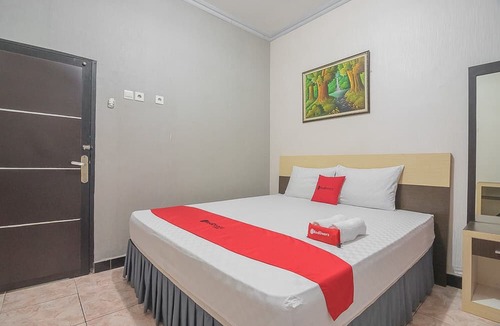 Penajam Hotel | RedDoorz Syariah near Taman Rozeline Penajam