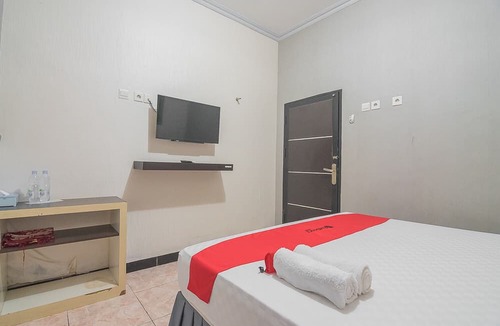 Penajam Hotel | RedDoorz Syariah near Taman Rozeline Penajam