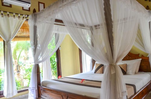 Mushroom Bay Hotel | Tamarind Beach Bungalows
