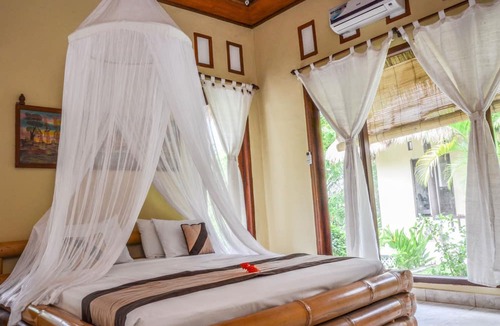 Mushroom Bay Hotel | Tamarind Beach Bungalows
