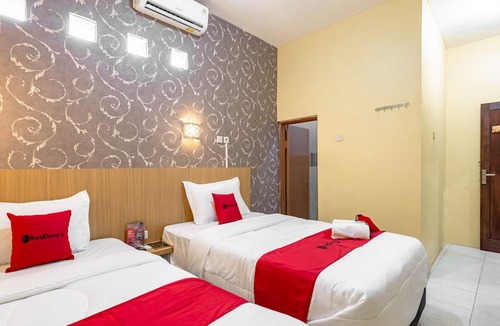 Beji Hotel | RedDoorz near Dino Park