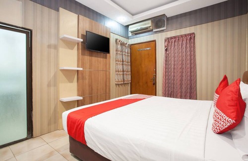 Gubeng Hotel | OYO 164 Ang's Residence