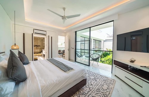 Sunset Road Villa | Villa Blue Water by GORO
