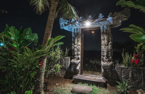 Kerambitan Villa | Absolute Beachfront Romantic Villa Laut