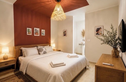 Borj Louzir House | Bohemian Bed&Breakfast house with AC l 2 minutes from airport