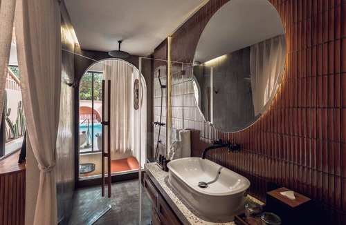 Seminyak Hotel | Grand One Bedroom Villa w/Private Pool and Bathtub