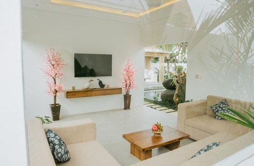 Mas Villa | Golden Bee
