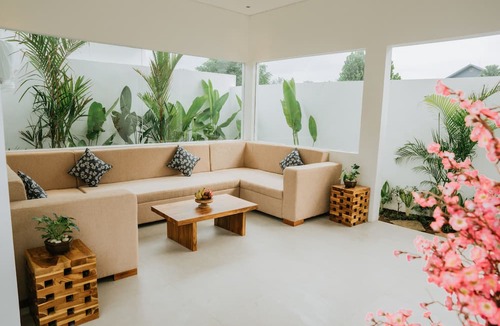 Mas Villa | Golden Bee