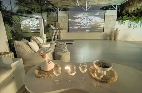 Batu Bolong Villa | Villa Nair NEW stylish 3BR Canggu with large pool, projector & green field view
