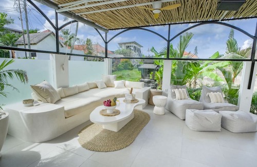 Batu Bolong Villa | Villa Nair NEW stylish 3BR Canggu with large pool, projector & green field view
