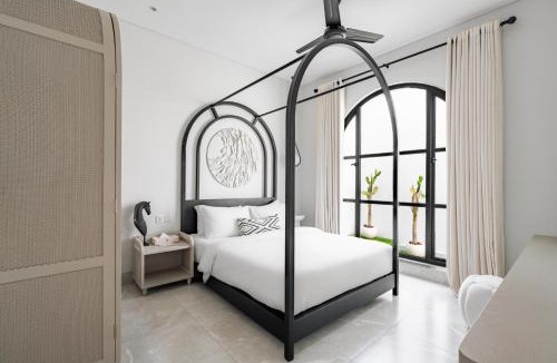 Batu Bolong Villa | Casa Contenta Canggu - Luxury 5BR Private Pool Villa