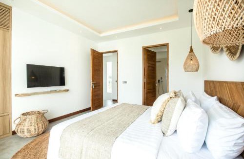 Berawa Villa | Coastal Elegance 4BR Villa, 400m to Finns,