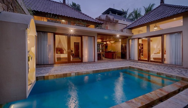 4 BR Contemporary Elegance Villa in Ubud with Ethnic Touch and Tatched Roof