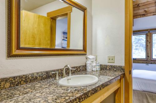 Cozy Studio at Granlibakken Tahoe Resort - Ski-In - Ski-Out with Pool Spa & Minutes from Lake Tahoe in Tahoe City