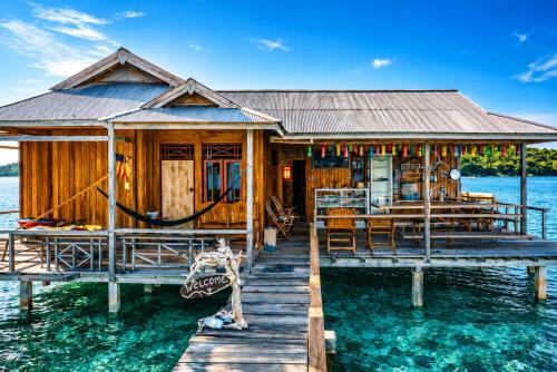 Nur Homestay, Mini Resto & Souvenir in Pulau Malenge