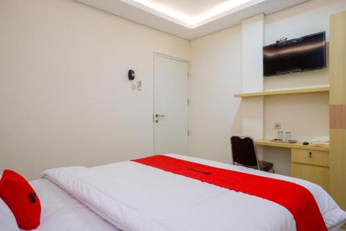 RedDoorz Plus near Pasar Gede Solo