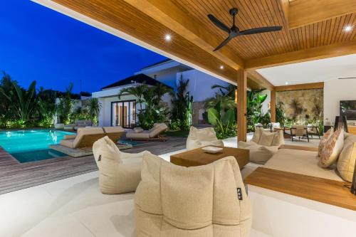 Villa Selena Space Luxury 4BR 15m Pool BBQ Staffed
