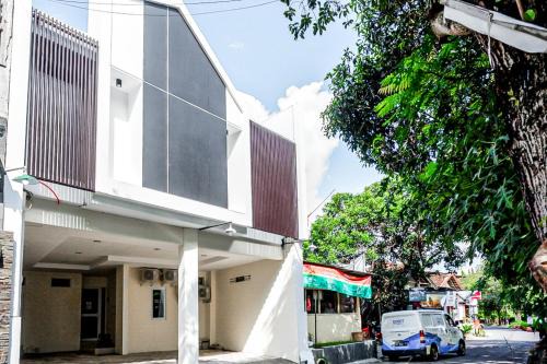 RedDoorz near Ambarrukmo Plaza Mall in Yogyakarta