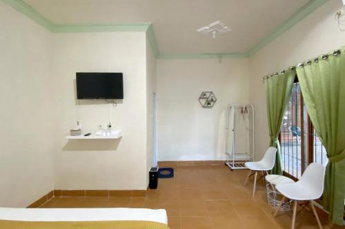 Adipura Guesthouse Syariah Mitra RedDoorz near Terminal Nganjuk